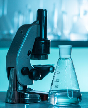 Microscopio dentro de un ambiente de laboratorio clínico